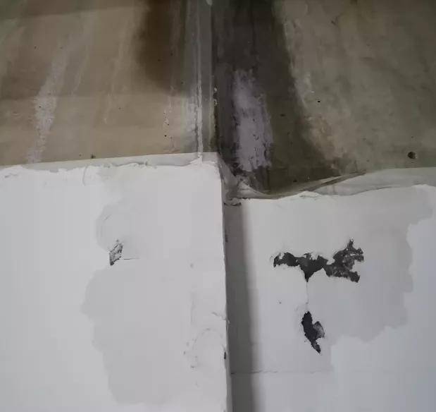 15号楼地下车库漏水实拍