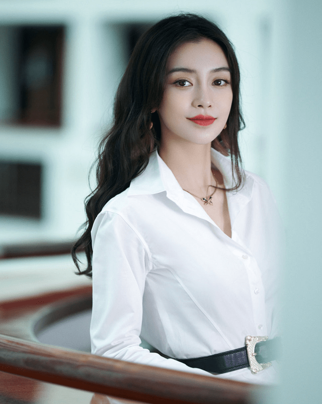 Angelababy最新照片,杨颖最新图片2021 angelababy最新活动造型,白色衬衫裙搭黑色腰带简洁优雅又大方
