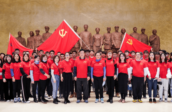 武汉工程科技学院千名师生用双脚丈量红色热土追寻红色记忆