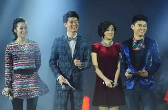 原创王治郅的眼光真好他29岁的二婚妻子周蕾脸蛋可爱而且身材姣好