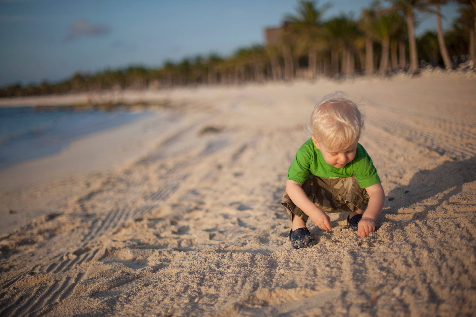 孩子看到沙子时:这个玩具真好玩,细细的沙子在手中划过,刺激手部的