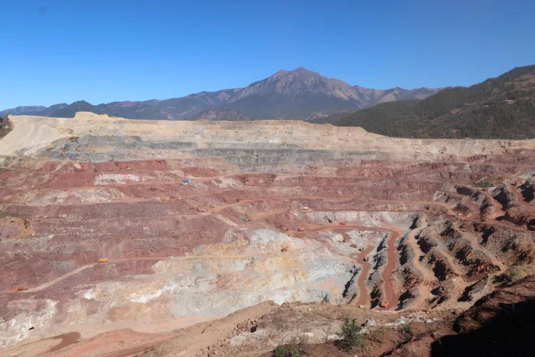 风光秀丽 兰坪森林,生物资源丰富 位于金顶凤凰山的 特大铅锌矿已