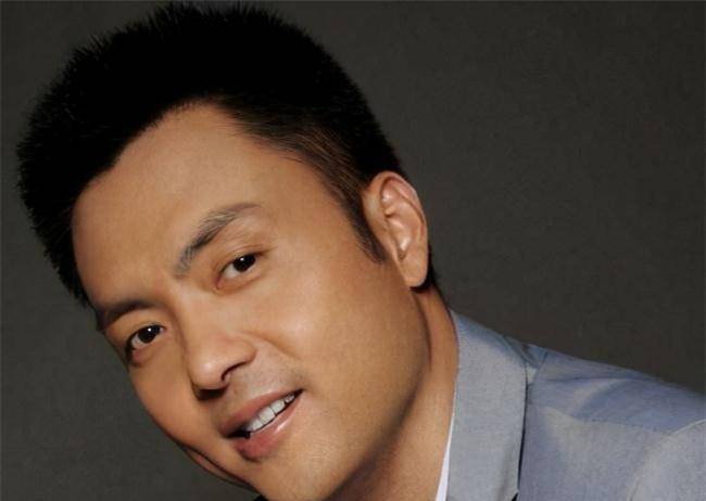 其实朱宏嘉早就结婚生子了,妻子和儿子从来没有曝光在外界,是因为他要