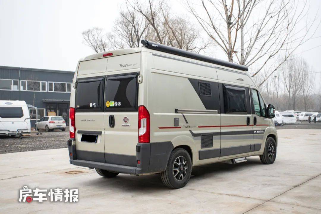 适合捡漏的进口房车!上牌3年便宜20多万,内部感觉像没