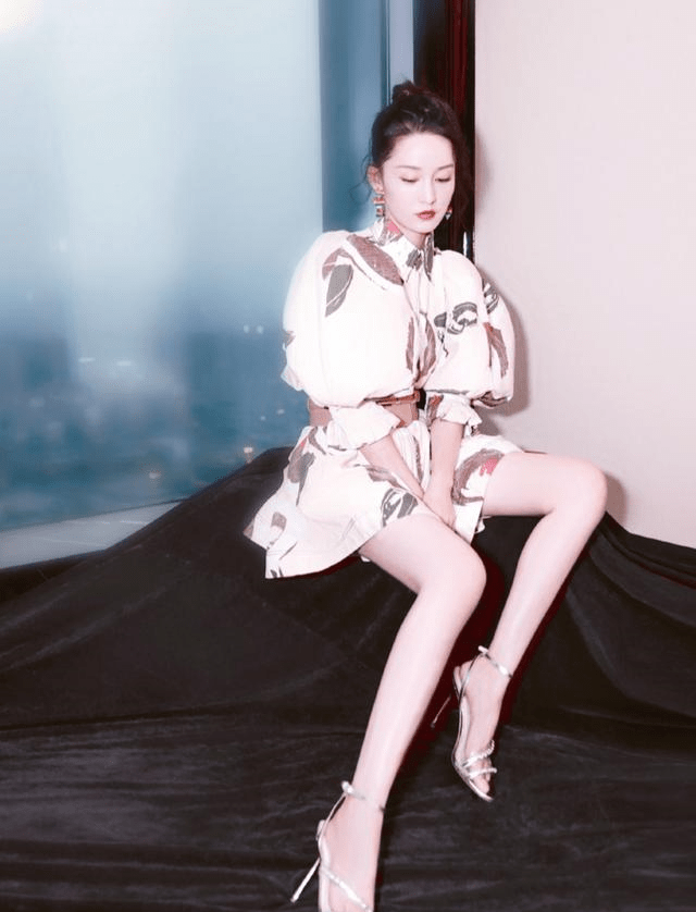 李沁穿碎花裙在草地奔跑,甜美笑容真吸睛,乍一看像是18岁
