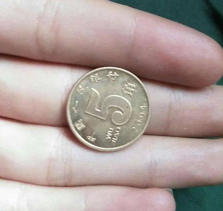 原创新版5角梅花硬币含黄金?银行高管说出实情,你家里还有吗
