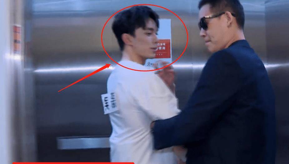吴磊衣服被李晨撕破,下意识救场反应却很机智,这才是男星的体面