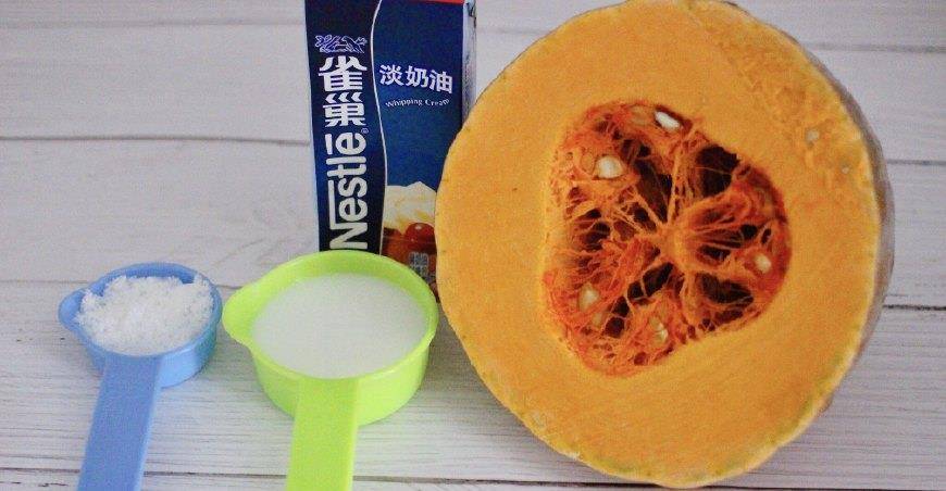 2,把南瓜洗净后去皮再去掉南瓜瓤,再用刀把南瓜切成薄片