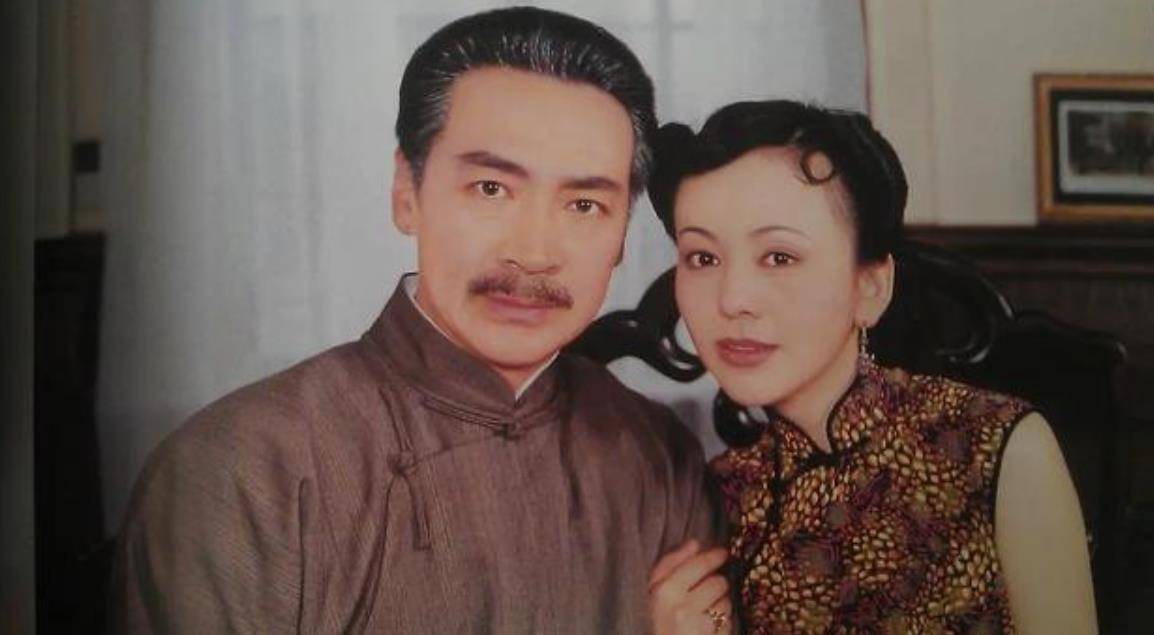 两个人的感情非常的好,他就是《情深深雨蒙蒙》当中陆振华的扮演者
