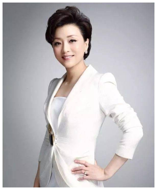 中国十大最漂亮的央视女主持人董卿排第3第一位没想到是她