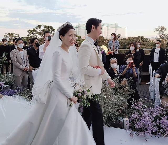 原创junjin举办婚礼组合成员摆出标志pose新娘新郎挽手对视超幸福