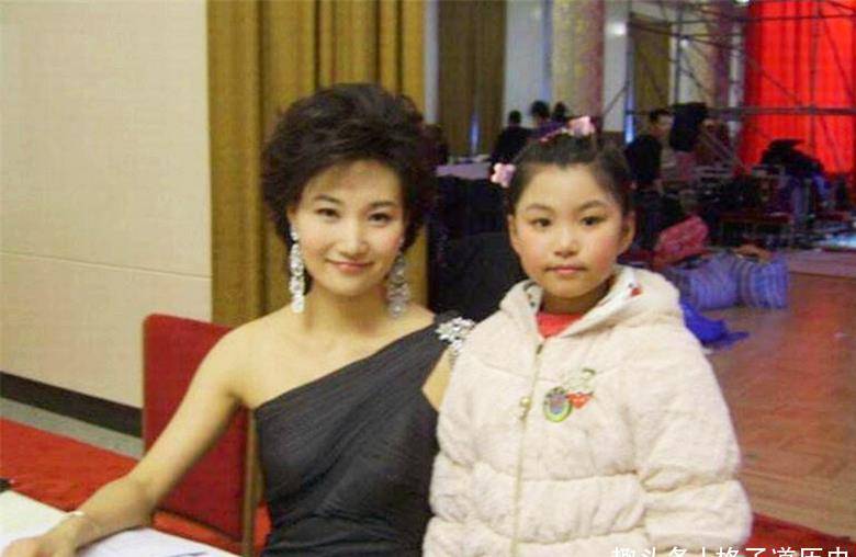 她是央视主持人,身高1.75米,却因"太优秀"始终难寻真爱