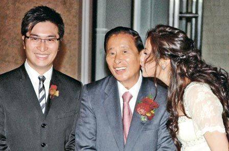 李兆基跟刘惠娟的事情也影响了自己的子女,李兆基跟刘惠娟生的大儿子