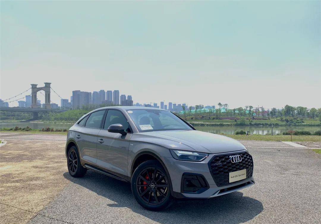 奥迪q5lsportback40tfsi上市特别版试驾设计亮眼动力偏弱