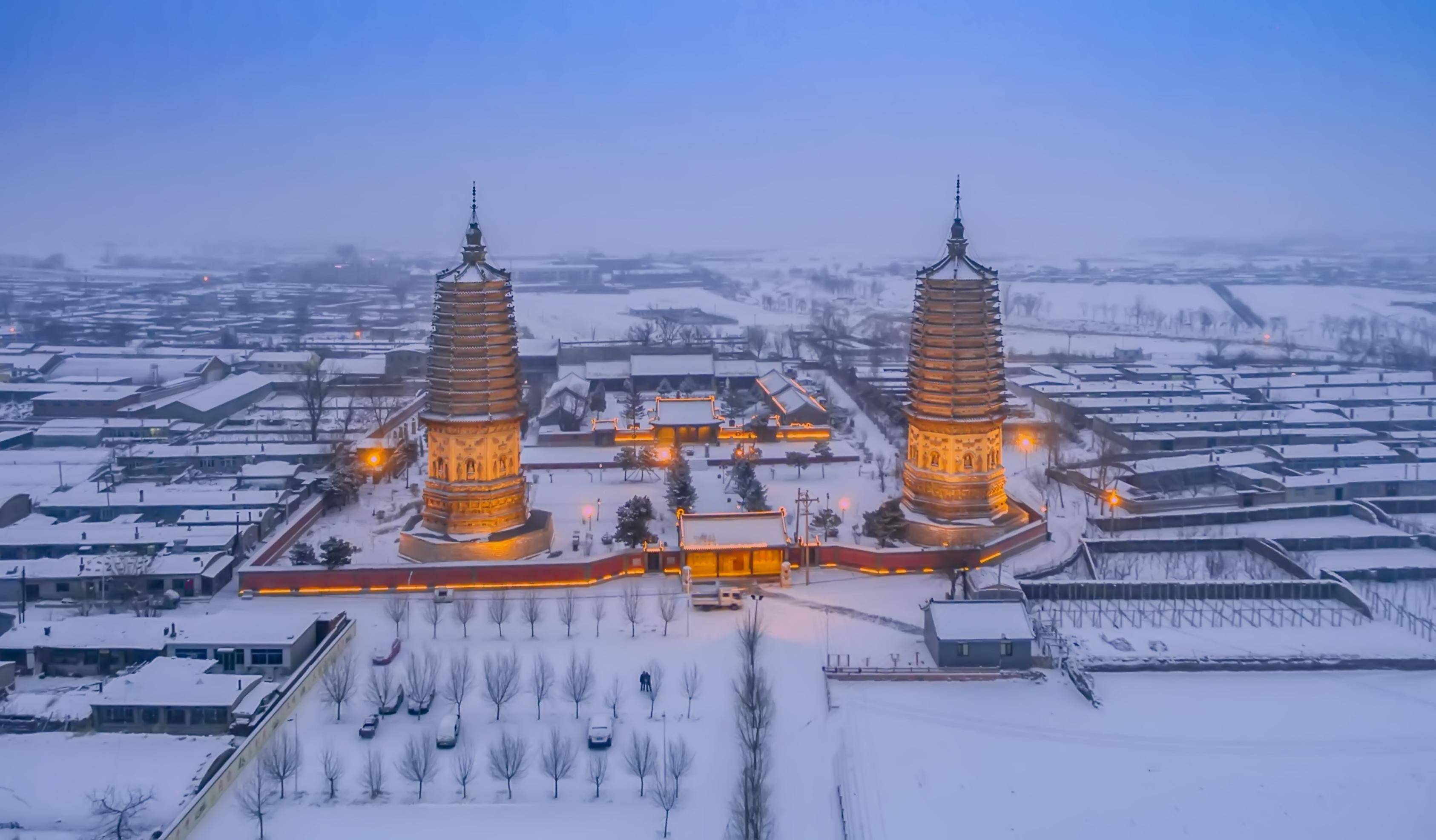 因塔后有明代所建的崇兴寺,所以又叫崇兴寺双塔.两塔东西相对,都