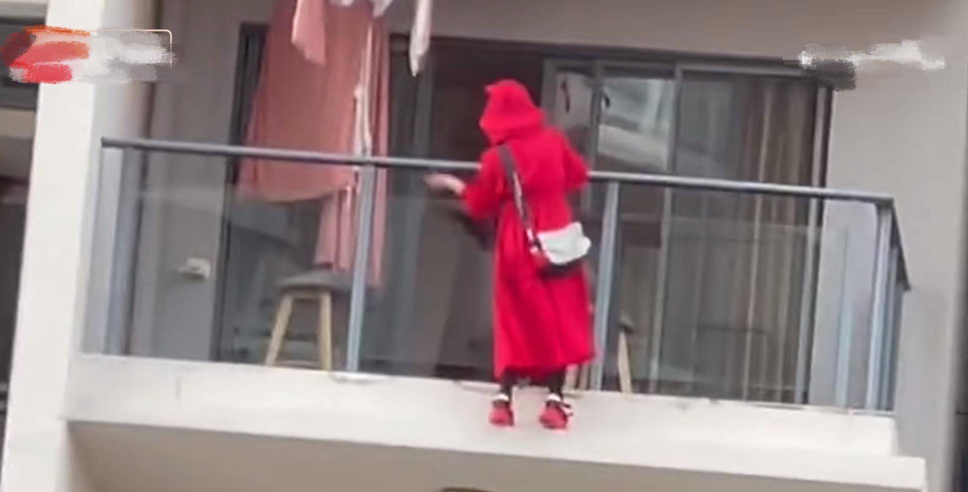 原创三亚红衣女子25楼阳台外跳舞坠楼,房间内留有遗书,曾称在拍视频