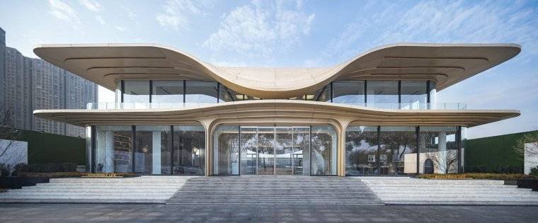 建筑立面采用大面积落地玻璃,面向
