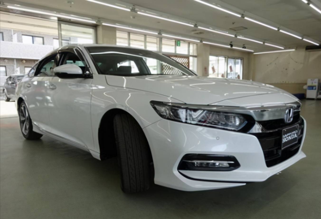 混动雅阁提车!2.0混动油耗仅3升,静音效果出色,比凯美瑞接地气