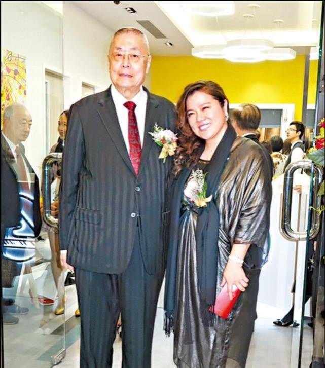 太太坐月子,81岁刘诗昆亲自带初生女儿出门,两名保姆贴身照顾