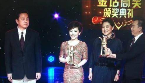 原创主持人劳春燕生活照曝光,与台上形象大不同,眼睛更显大