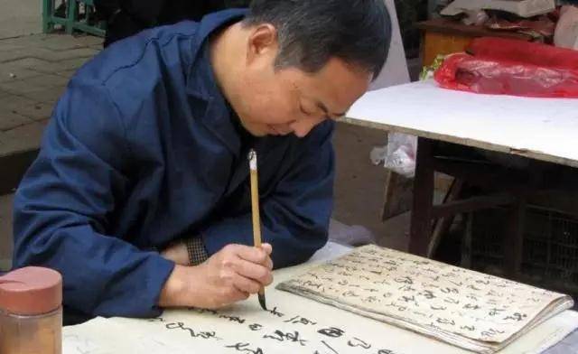 他把书法和摆地摊结合,边卖猪肉边练书法,人称