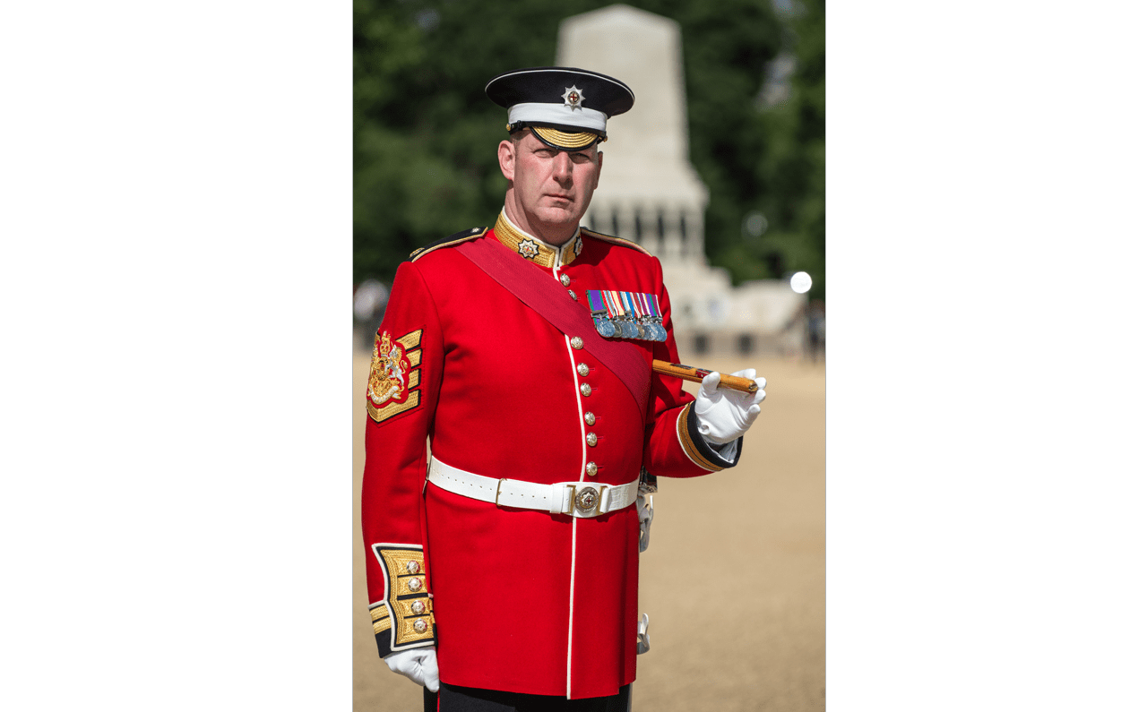 英国的一级准尉堪称兵王担任卫戍军士长佩戴最华丽的军衔