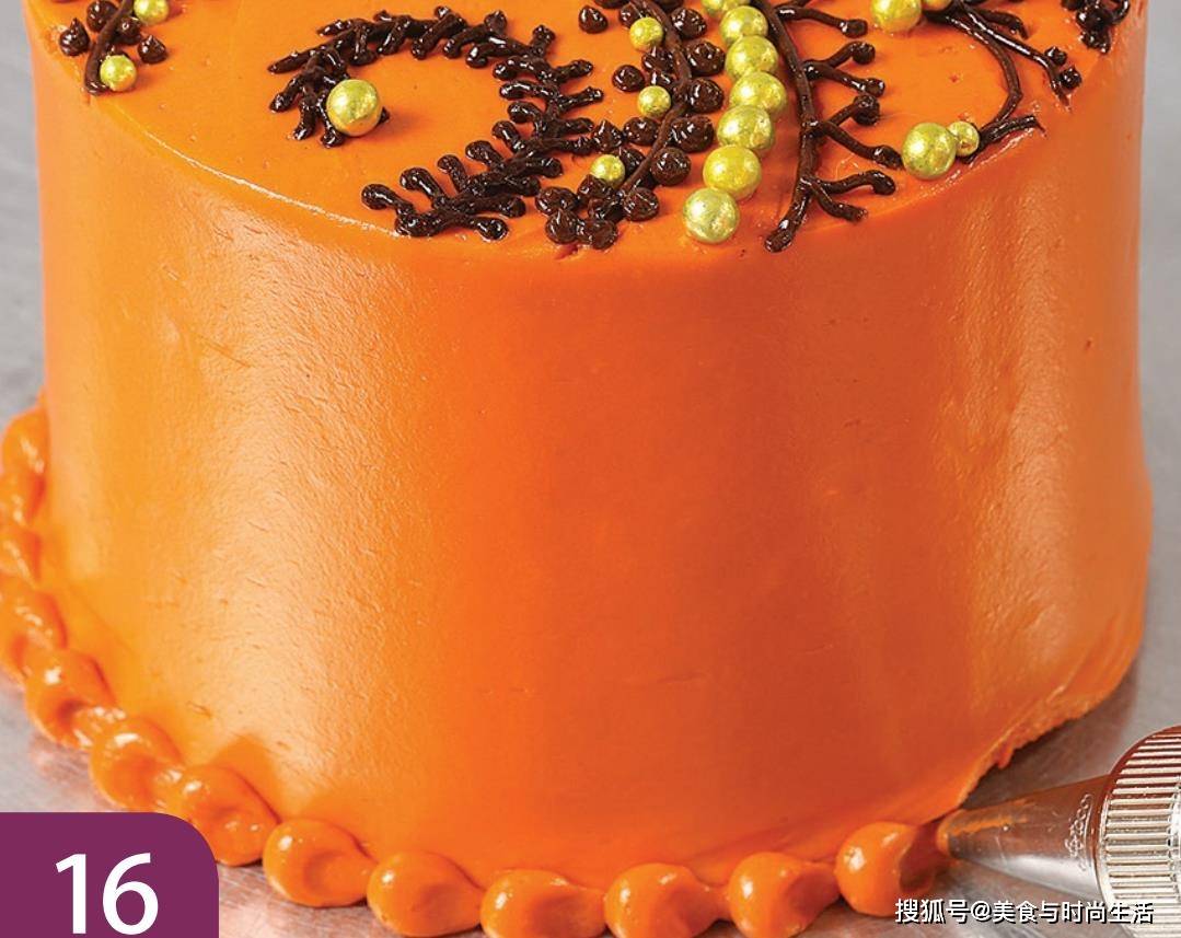 用橙色糖霜沿蛋糕底部挤出一圈平滑的扇形花边. 提示与建议