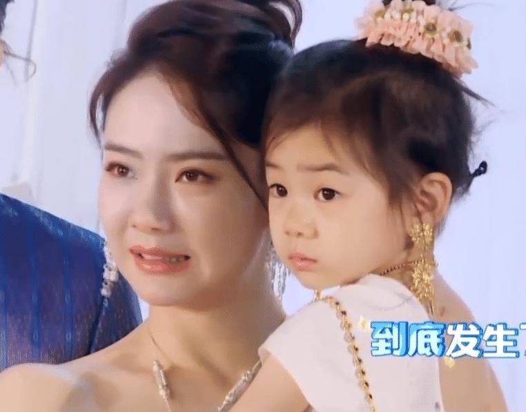原创李乐祺到底多像妈妈戚薇?镜头特写母女脸蛋,全明白了