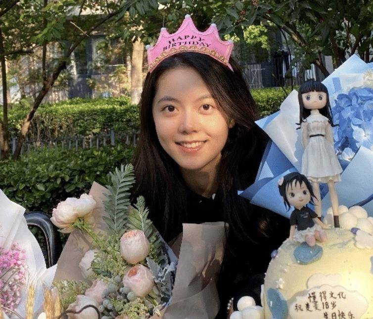 赵今麦生日晒庆生照,照片放大2倍,18岁的素颜模样太可了_肌肤