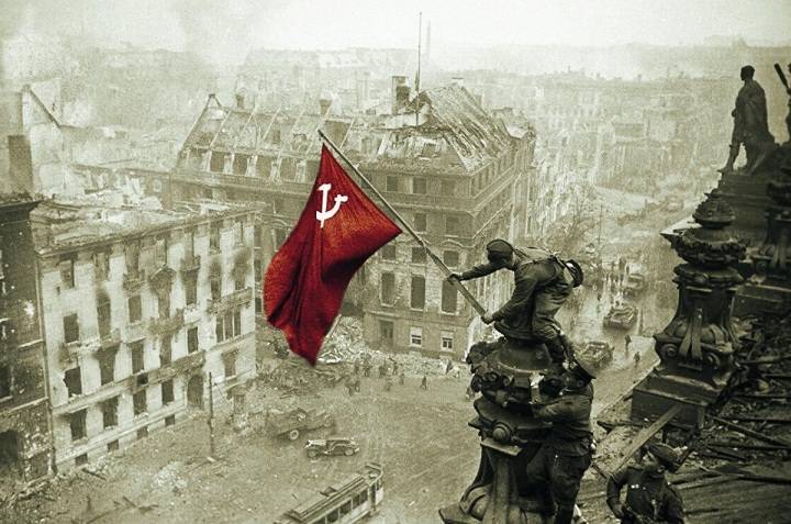 1945年苏联旗帜插上了德国国会大厦的顶端,宣告了苏德战争的结束