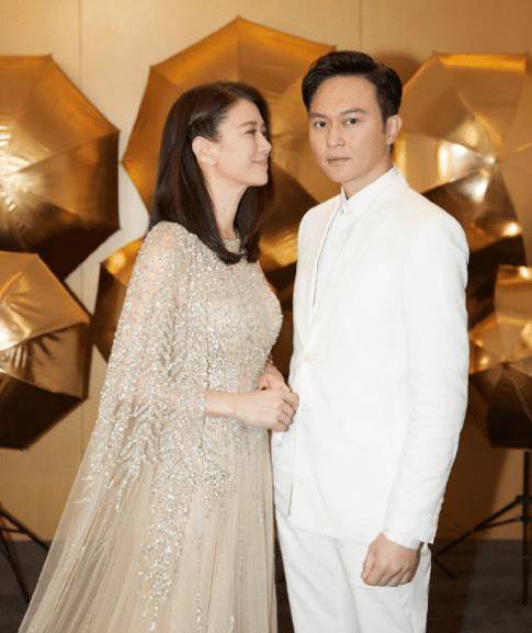 袁咏仪罕穿公主裙现身,张智霖则配合着老婆穿了一身白色西装,活动现场