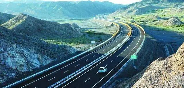 s21 施工现场s21线阿乌高速公路建设项目是丝绸之路经济带核心区交通
