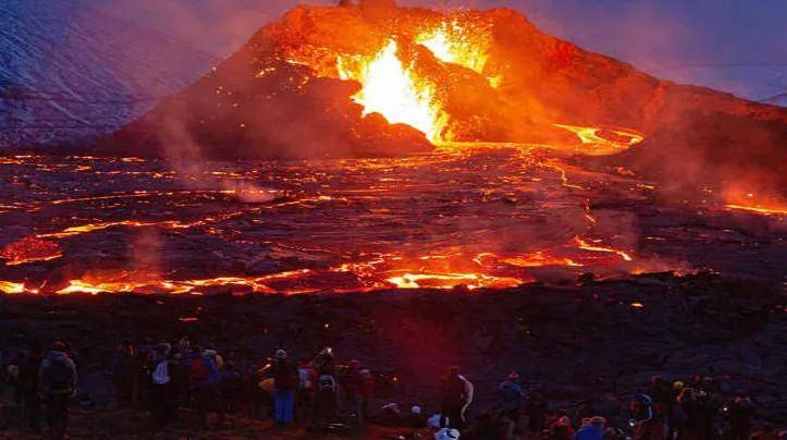 其中约有500枚是在人类历史上喷发过的,每天大约有20枚活火山有爆发的