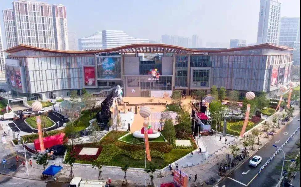 4月30日开业的 厦门集美世茂广场位于集美核心区,商业总建筑面积 7.