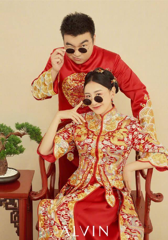 何雯娜首次po出与老公梁超中式婚纱照,夫妻俩身着红色刺绣禾服,画风
