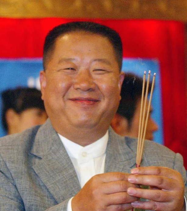 从坏孩子成相声演员,多次搭档冯巩上春晚,却因酒驾不幸离世