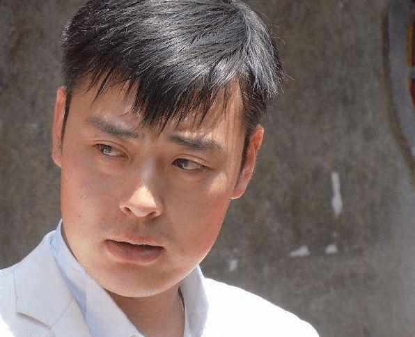 原创曾出演《亮剑》,因双目失明自杀2次失败,现在女装反成视帝