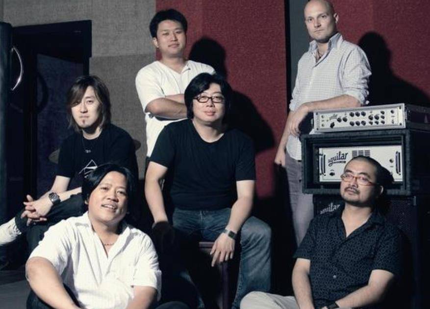 2005年,荒井加入"团结湖"乐队,成员有"鲍家街43号"原成员龙隆等人