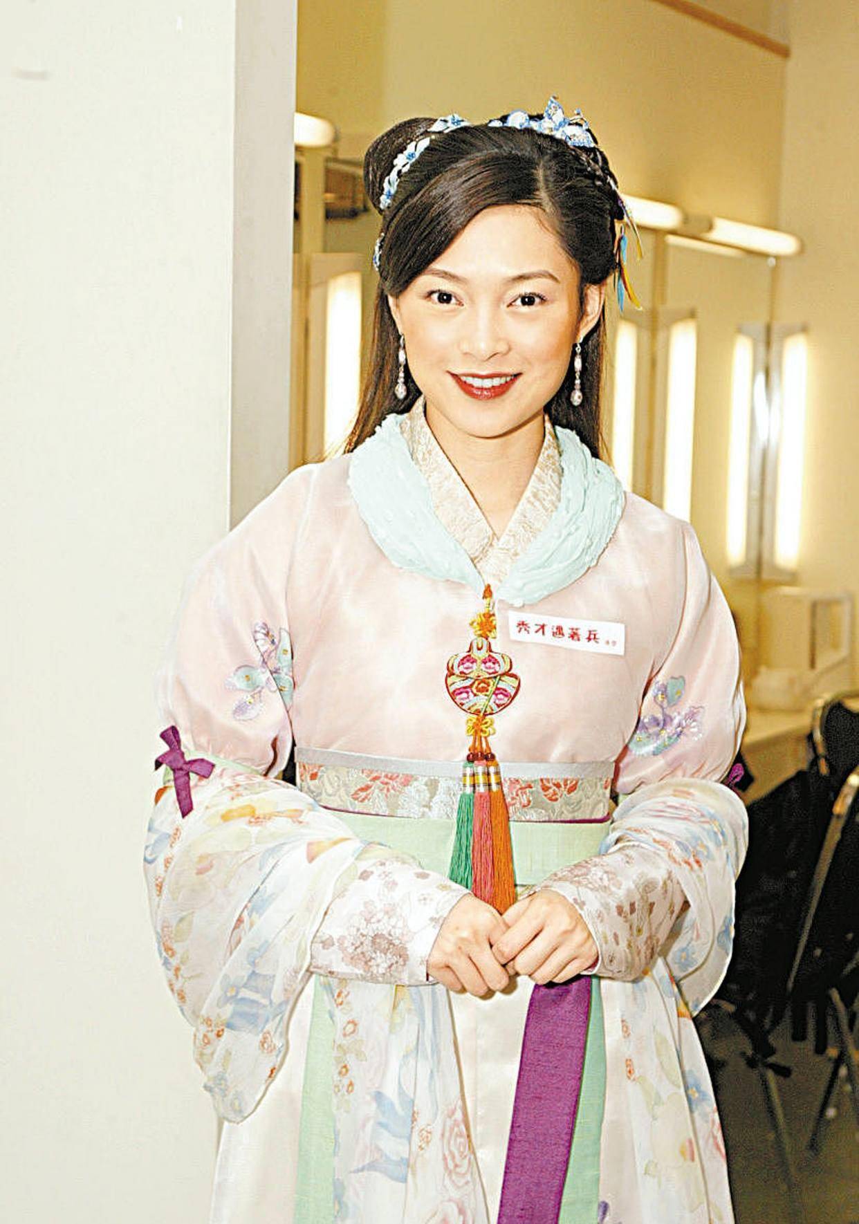 郭晋安41岁妻子晒健身照,川字腹肌抢眼,结婚14年仍冻龄如少女