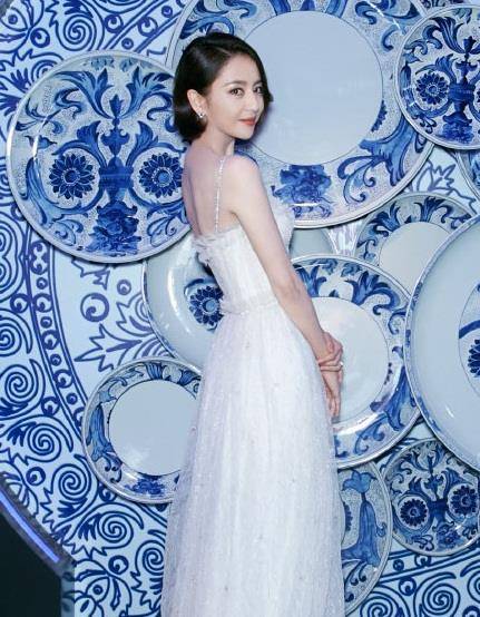 原创佟丽娅好仙气,穿白色吊带裙美成"画中仙",合拍蜡像傻傻分不清