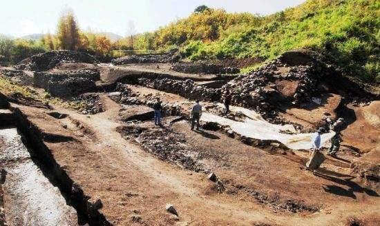 原创长白山考古,发现了800年前"九龙抬棺",网友:盗墓笔记成真了