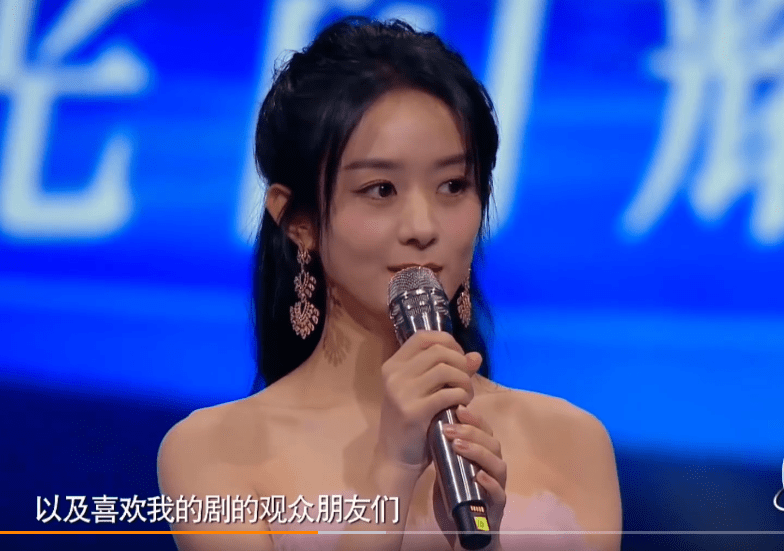 原创章子怡给赵丽颖颁奖,二人同框成焦点,生图显现了8岁年纪差?