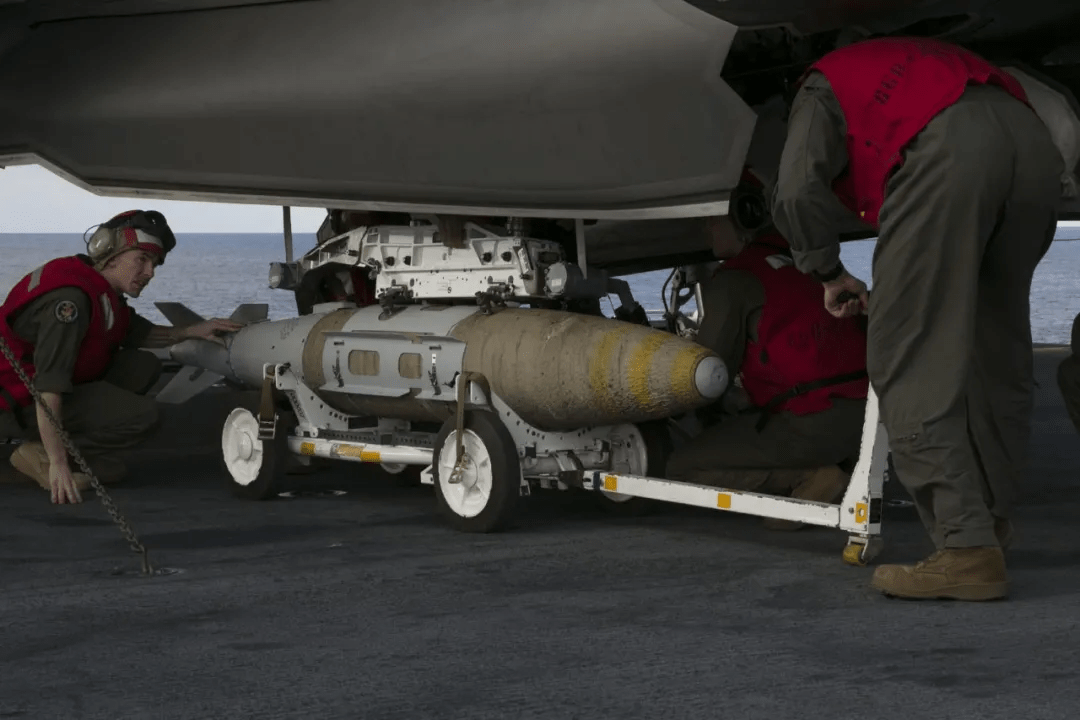f-35型战斗机试挂gbu-32型航弹gbu-32型(记住这是1000lb级的通用航弹)