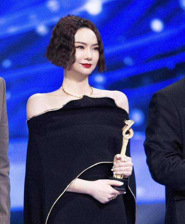 戚薇换新发型泡面头,黑色挂脖连衣裙大晒美腿,完美诠释冷艳二字