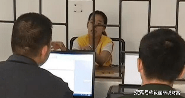 原创嚣张!女子高铁上公然殴打列车长,当众脱掉衣服叉腿拦截过道