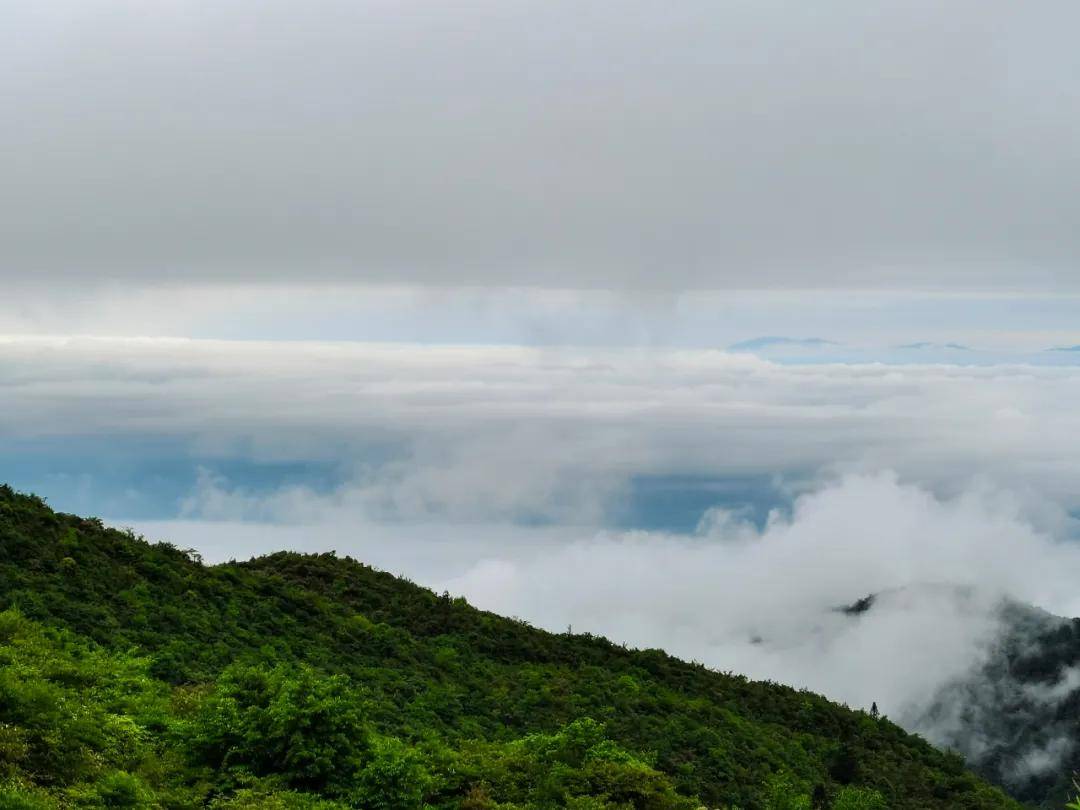 苍穹道生绵绵雨,围山涌起茫茫雾