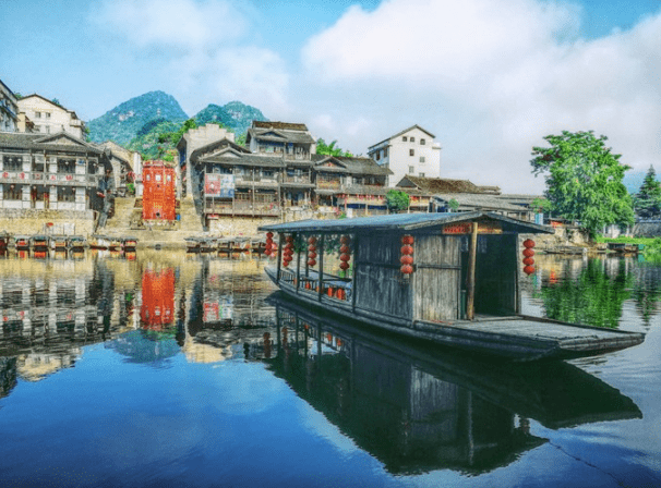 湖南,贵州三省交界的地方,洪安镇隶属重庆市,边城镇(原名茶峒,茶洞)