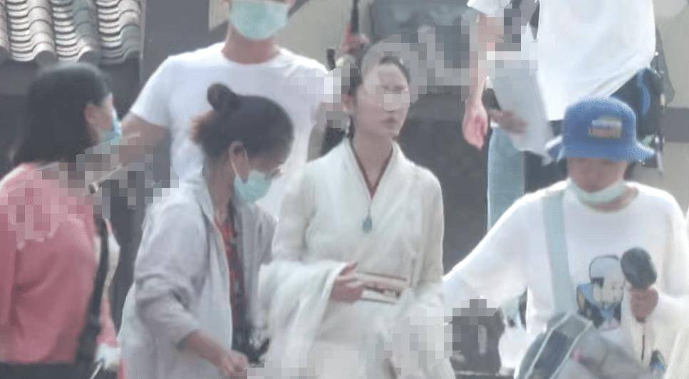 原创《镜双城》路透,李易峰银发显黑显老,陈钰琪排场大带4位助理