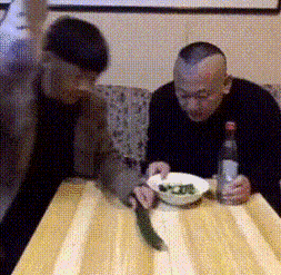 搞笑gif:大姐 我不是故意要笑的 你这下楼梯姿势好尴尬