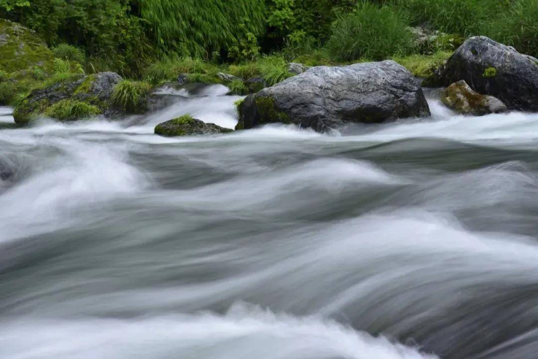 如何拍摄出丝状的流水照片?你需要掌握好这几个技巧